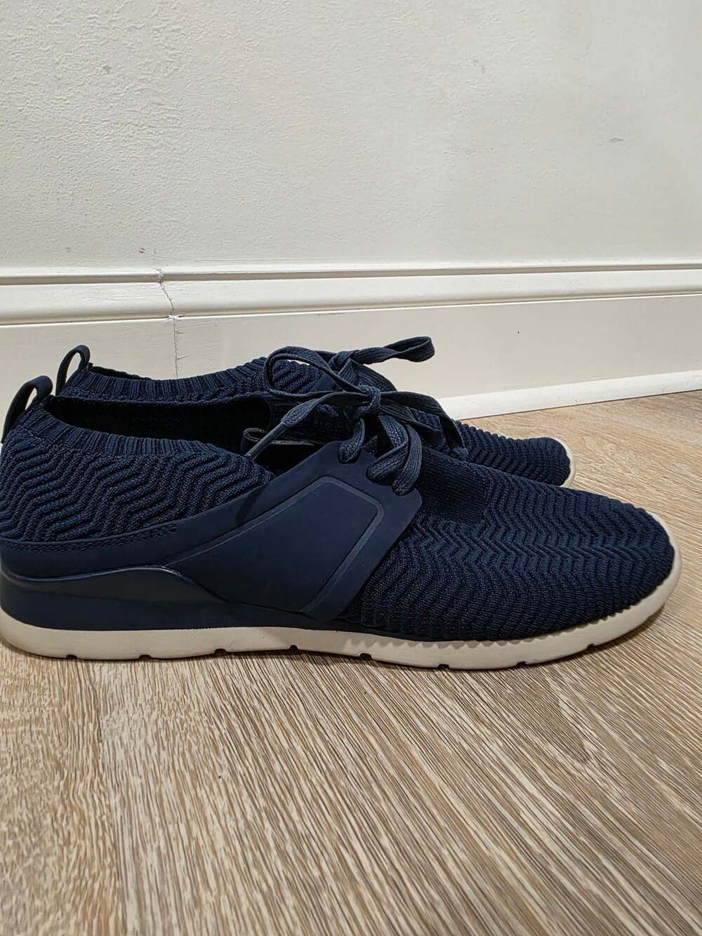 Ugg Willows Sneaker Size 10 Navy Blue Knit Trainer Shoes